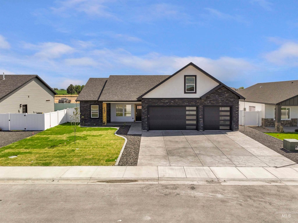 Photo of 1321 18th Ave E AVE, Jerome, ID 83338 (MLS # 98984106)