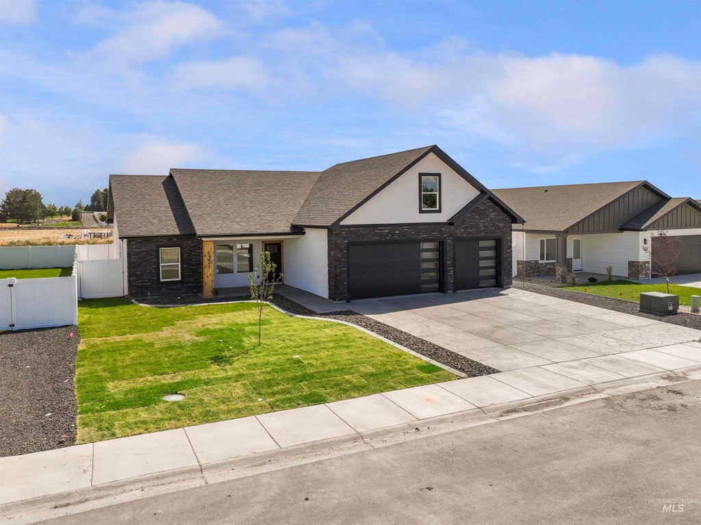 Photo of 1321 18th Ave E AVE, Jerome, ID 83338 (MLS # 98984106)