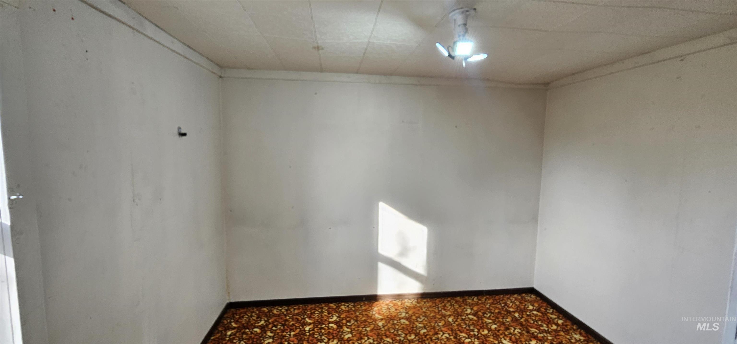 Empty room featuring tile patterned floors