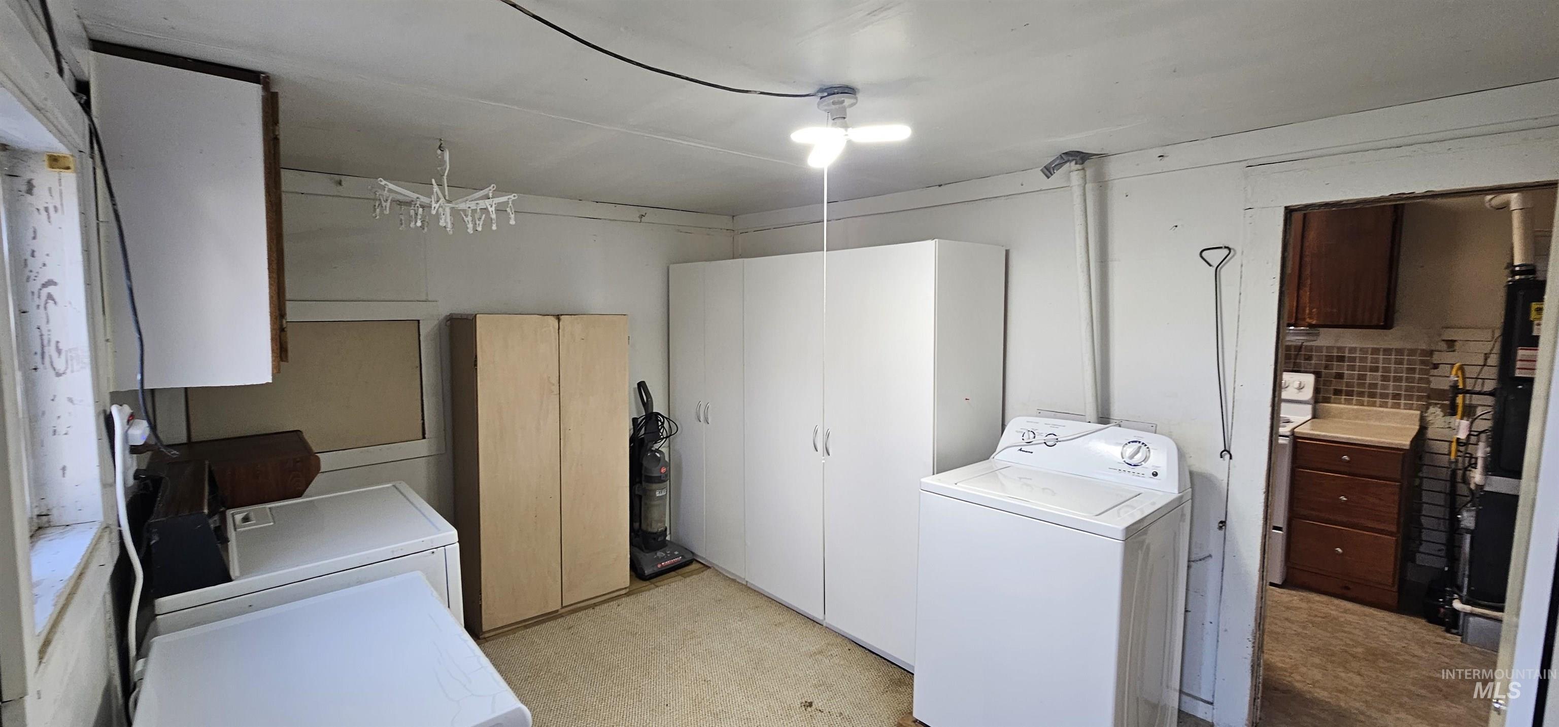 Washroom with independent washer and dryer