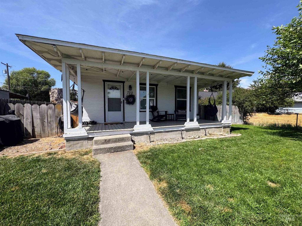 Photo of 720 4th St, Clarkston, WA 99403 (MLS # 98956370)