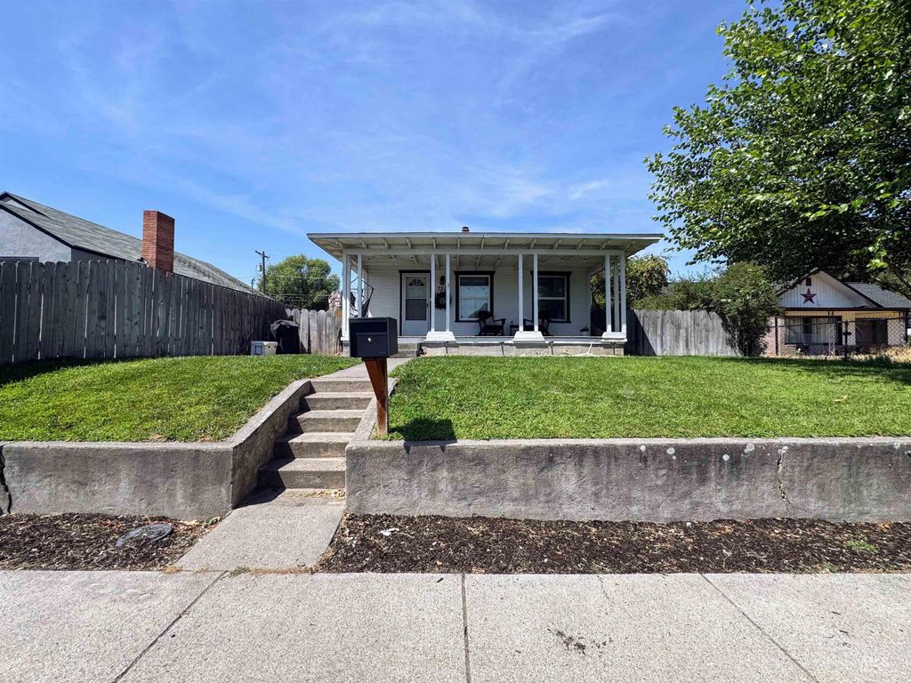 Photo of 720 4th St, Clarkston, WA 99403 (MLS # 98956370)