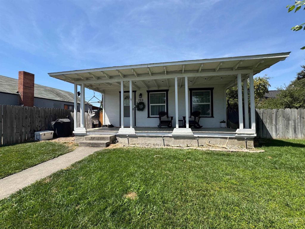 Photo of 720 4th St, Clarkston, WA 99403 (MLS # 98956370)