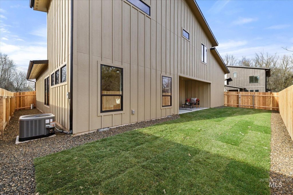 Photo of 5612 W Grover St, Boise, ID 83705 (MLS # 98980512)