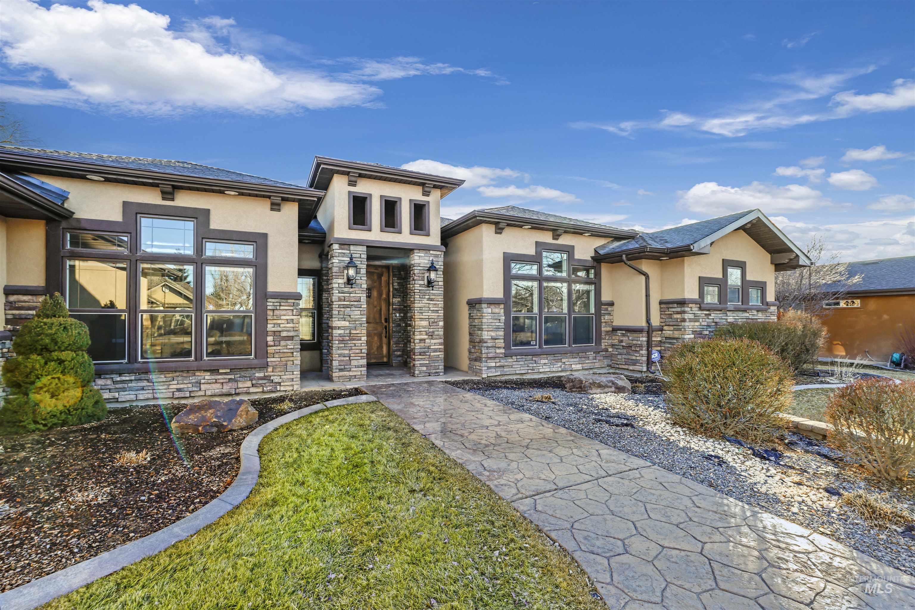 Twin Falls, Idaho 83301, United States, 4 Bedrooms Bedrooms, ,4 BathroomsBathrooms,Residential,Pending,80262