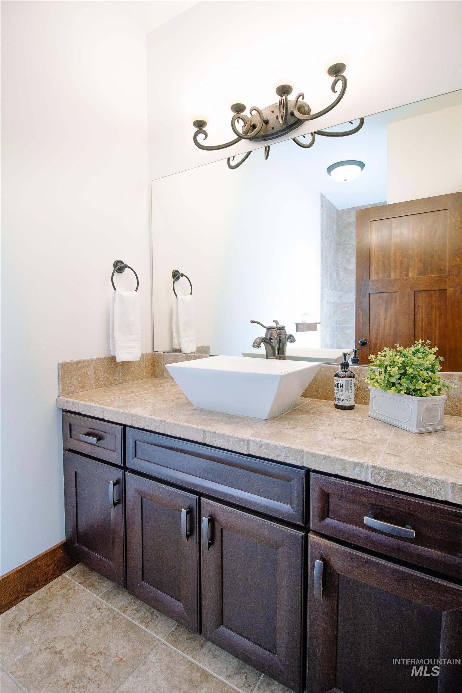 Twin Falls, Idaho 83301, United States, 4 Bedrooms Bedrooms, ,4 BathroomsBathrooms,Residential,Pending,80262