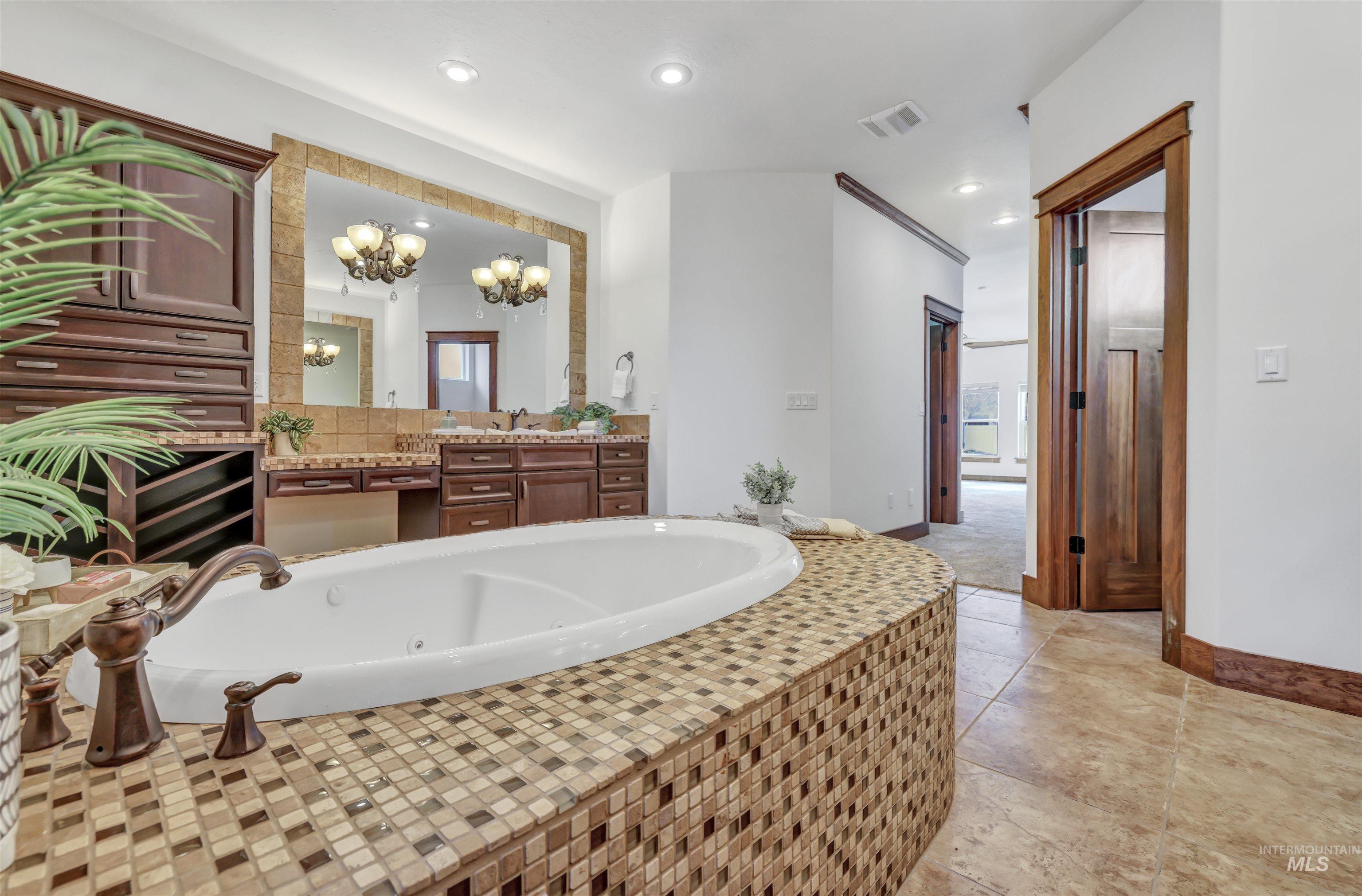 Twin Falls, Idaho 83301, United States, 4 Bedrooms Bedrooms, ,4 BathroomsBathrooms,Residential,Pending,80262