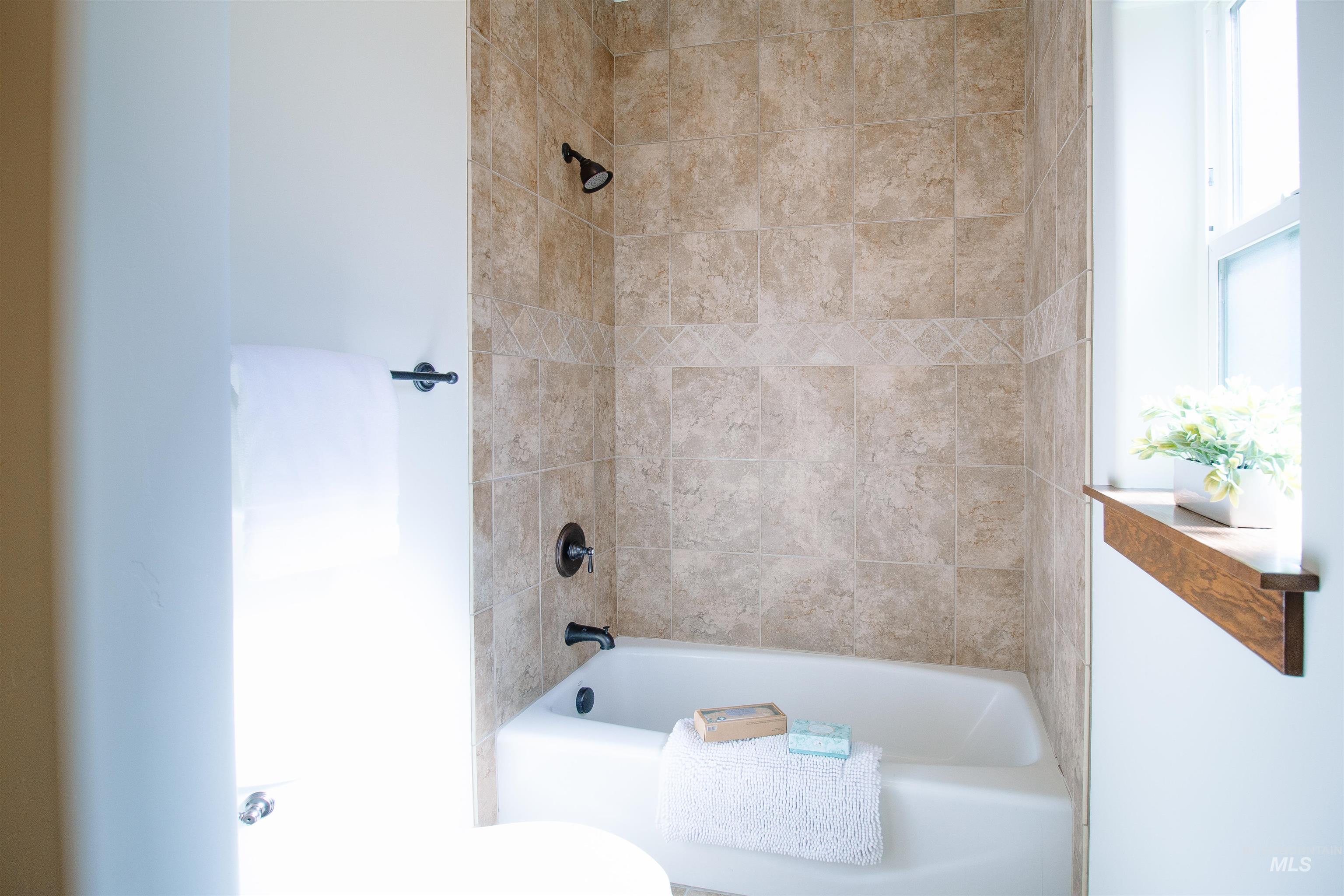 Twin Falls, Idaho 83301, United States, 4 Bedrooms Bedrooms, ,4 BathroomsBathrooms,Residential,Pending,80262