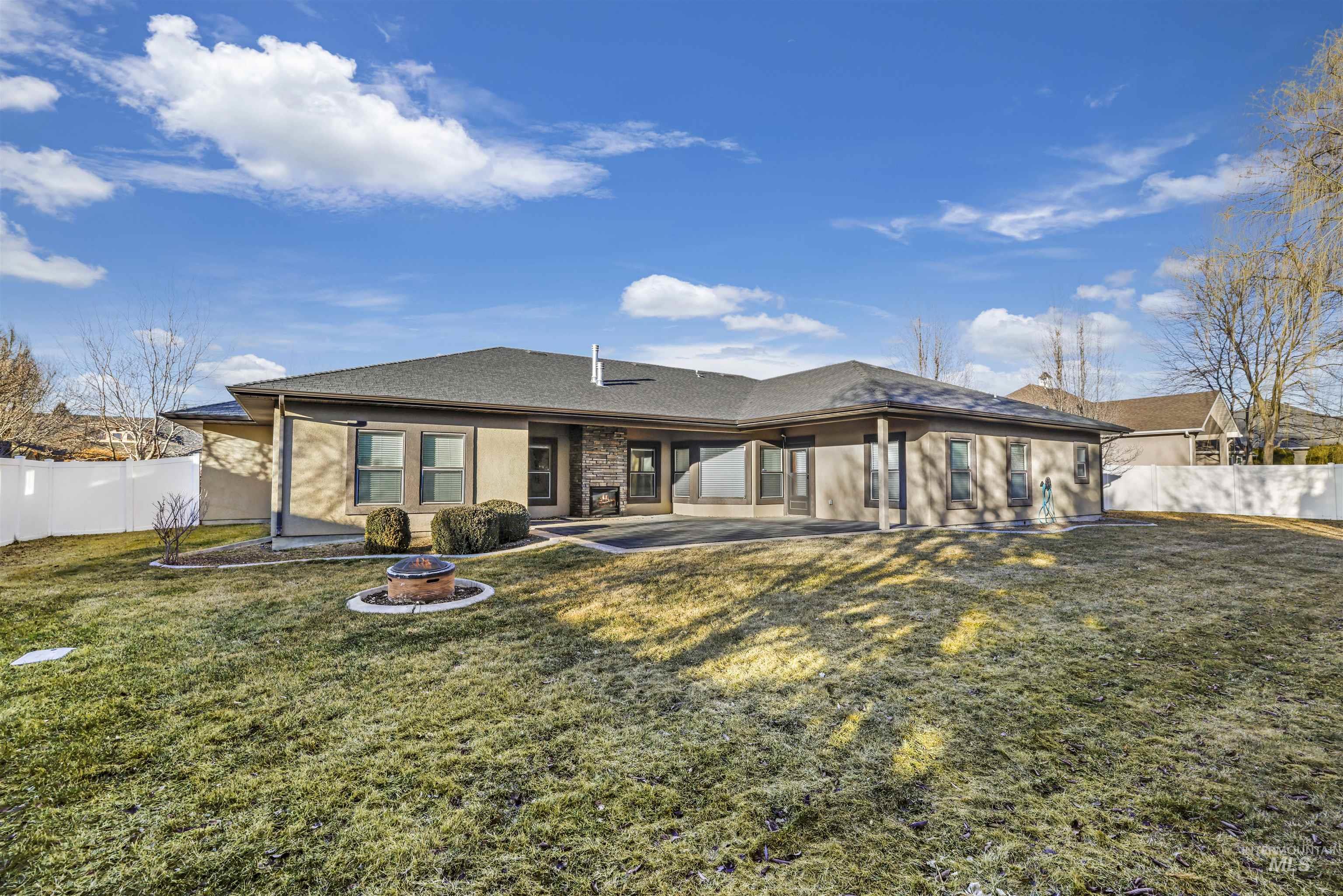 Twin Falls, Idaho 83301, United States, 4 Bedrooms Bedrooms, ,4 BathroomsBathrooms,Residential,Pending,80262