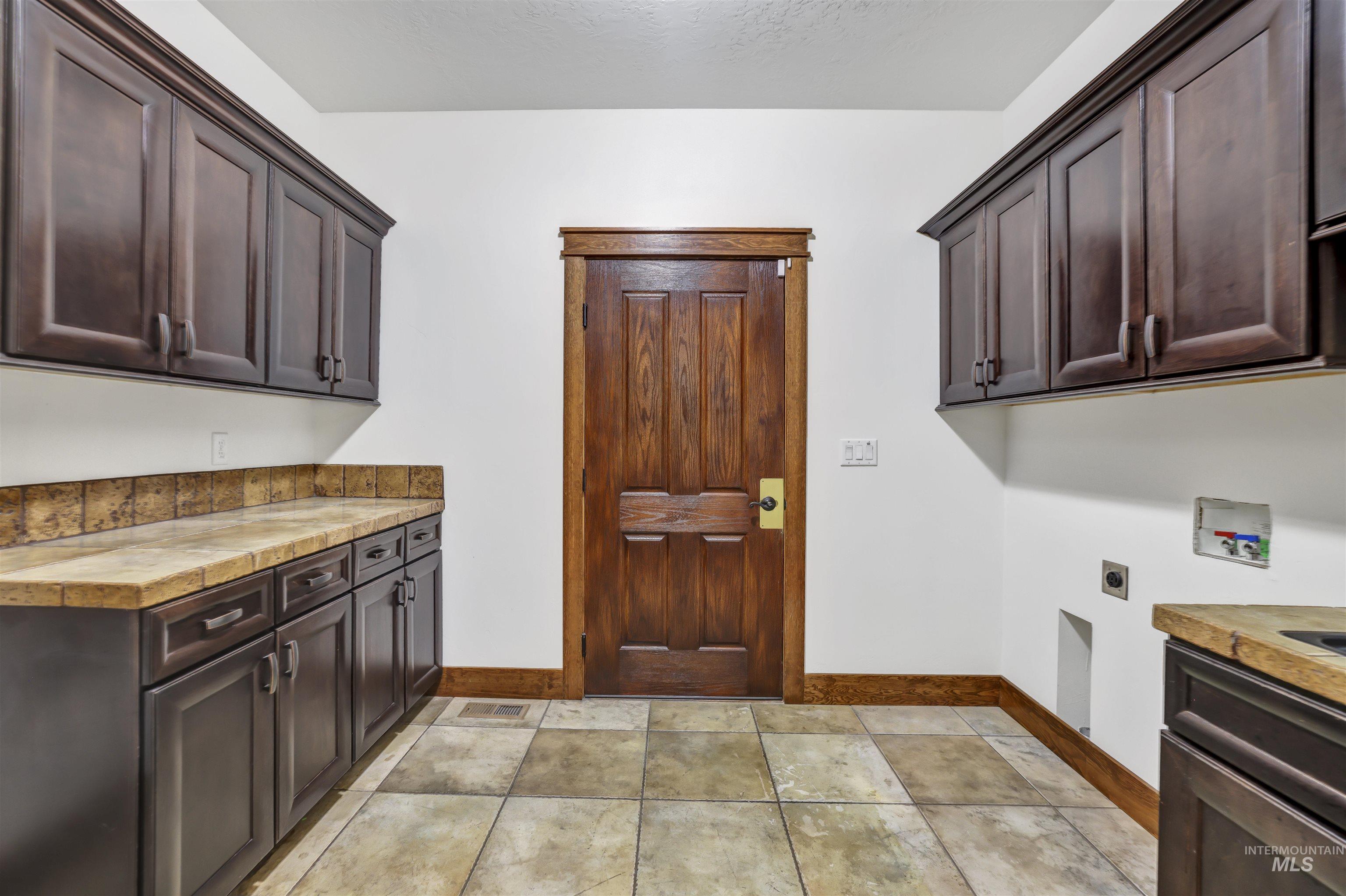 Twin Falls, Idaho 83301, United States, 4 Bedrooms Bedrooms, ,4 BathroomsBathrooms,Residential,Pending,80262