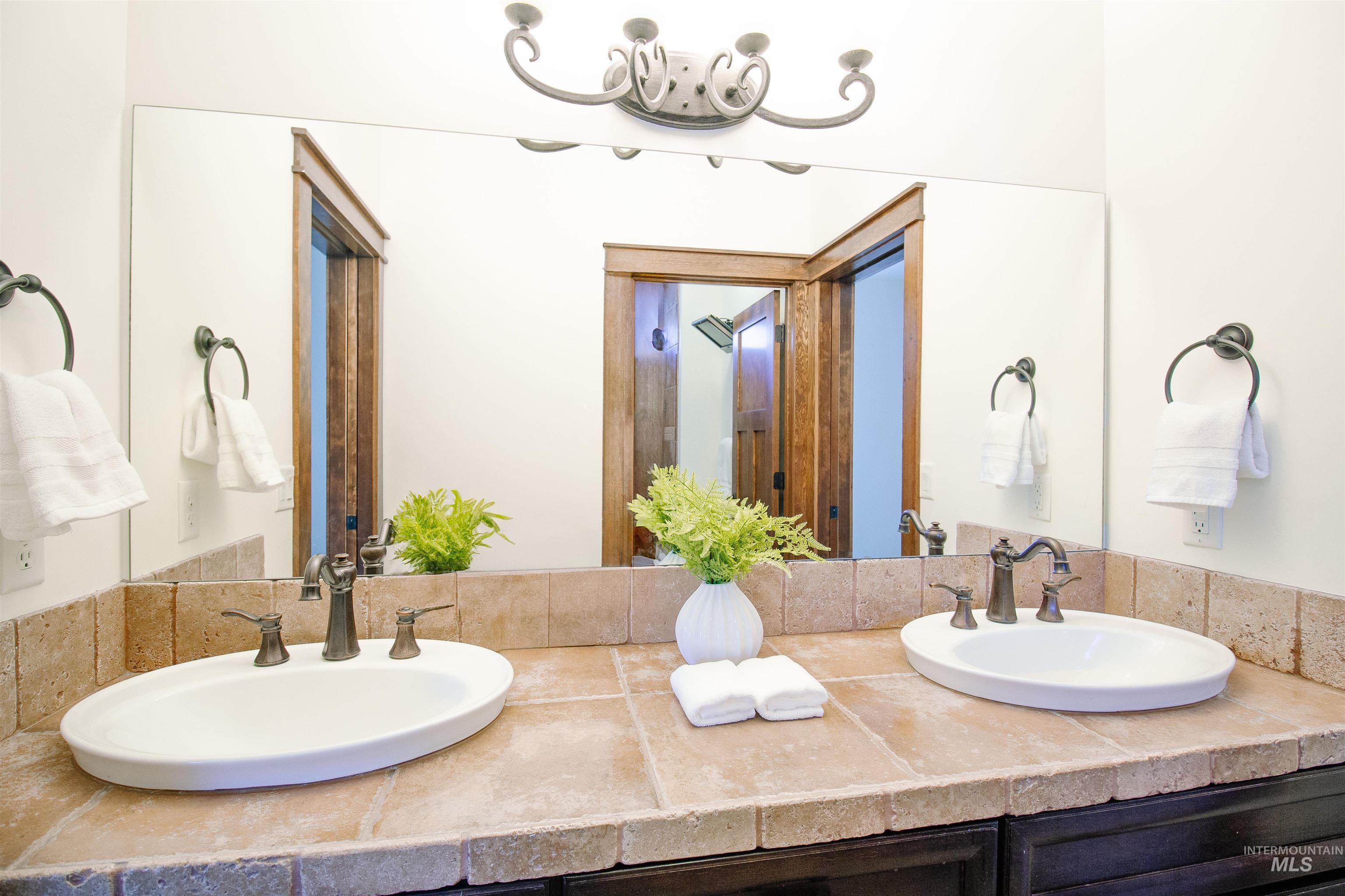 Twin Falls, Idaho 83301, United States, 4 Bedrooms Bedrooms, ,4 BathroomsBathrooms,Residential,Pending,80262