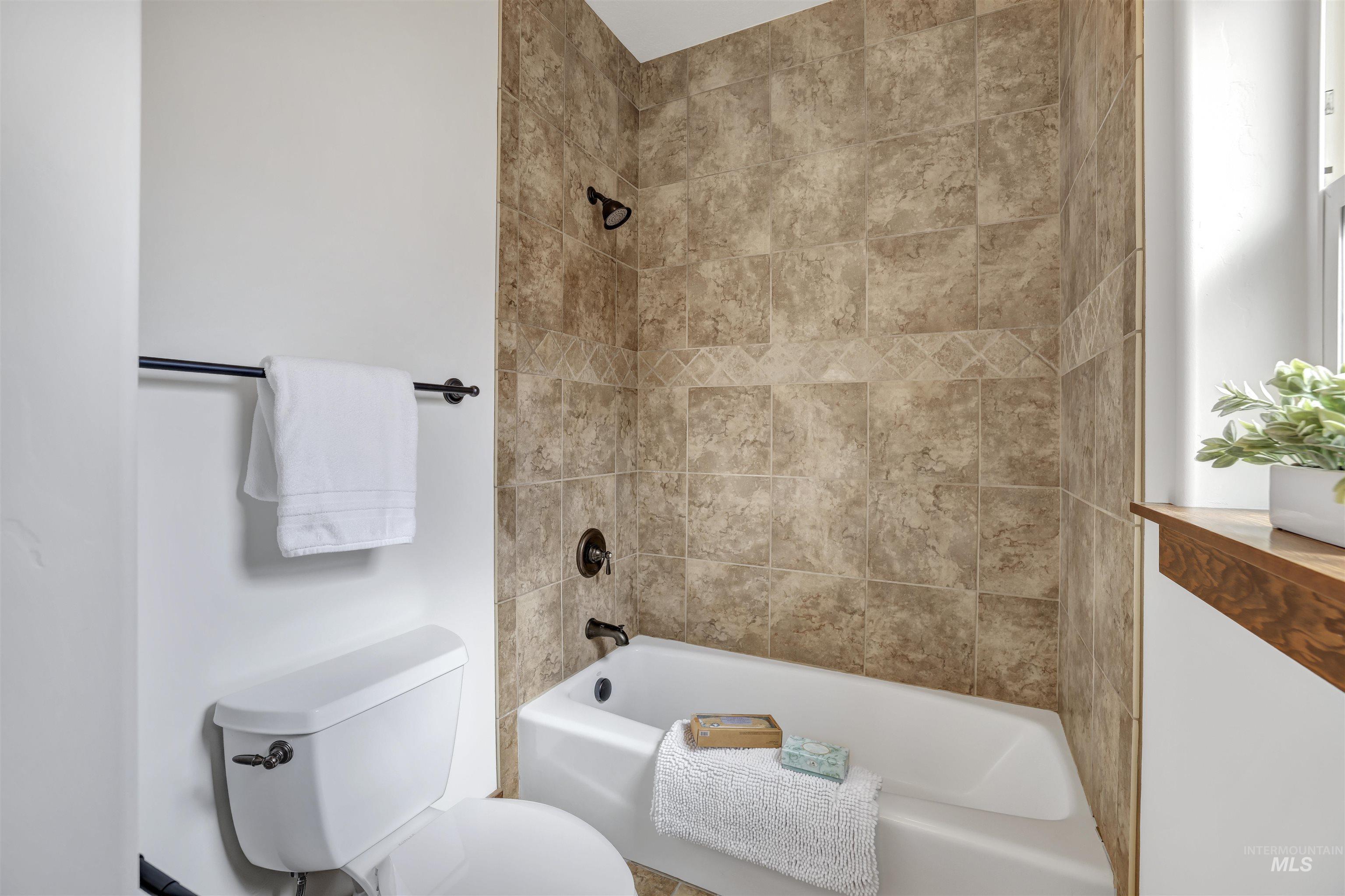 Twin Falls, Idaho 83301, United States, 4 Bedrooms Bedrooms, ,4 BathroomsBathrooms,Residential,Pending,80262