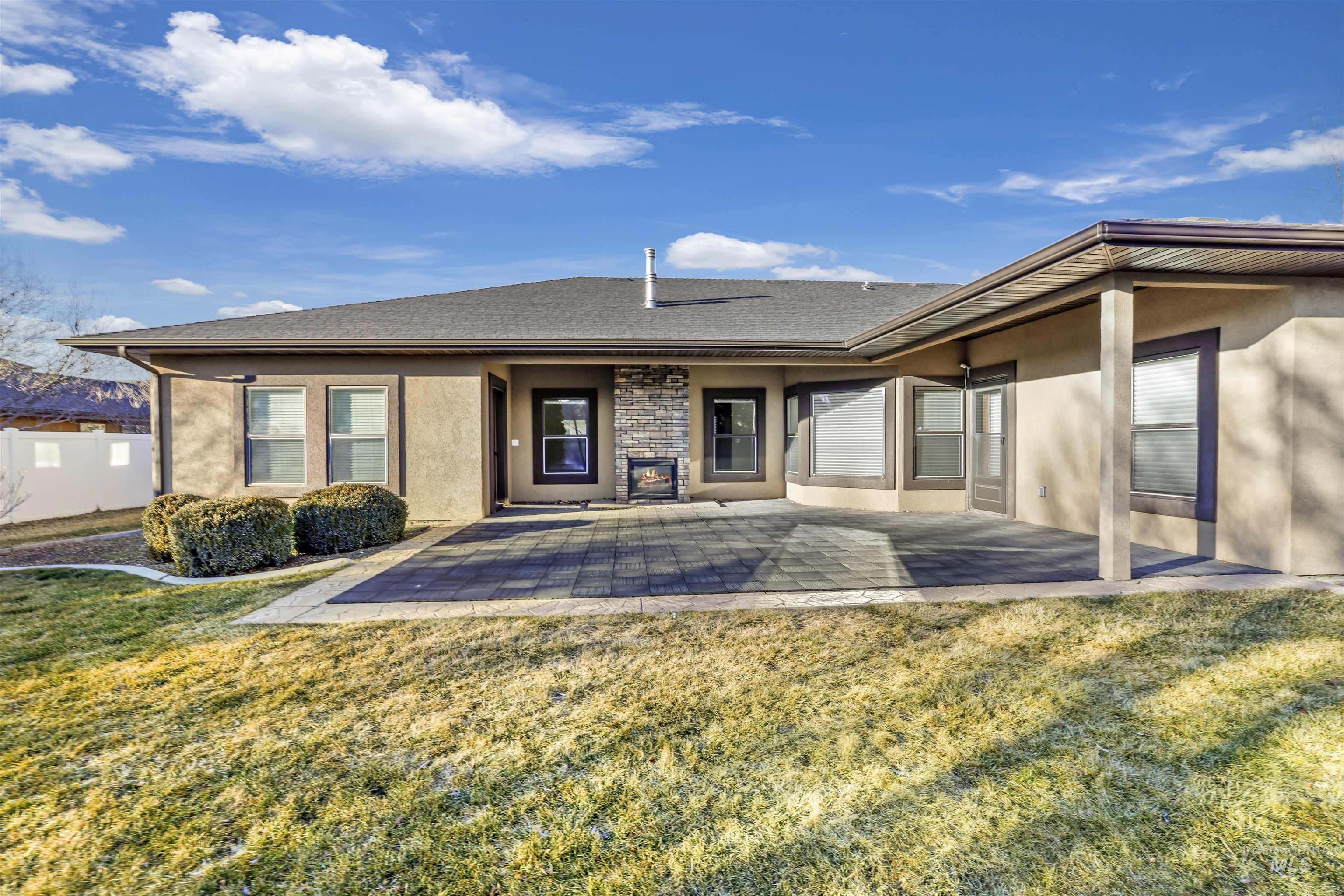 Twin Falls, Idaho 83301, United States, 4 Bedrooms Bedrooms, ,4 BathroomsBathrooms,Residential,Pending,80262