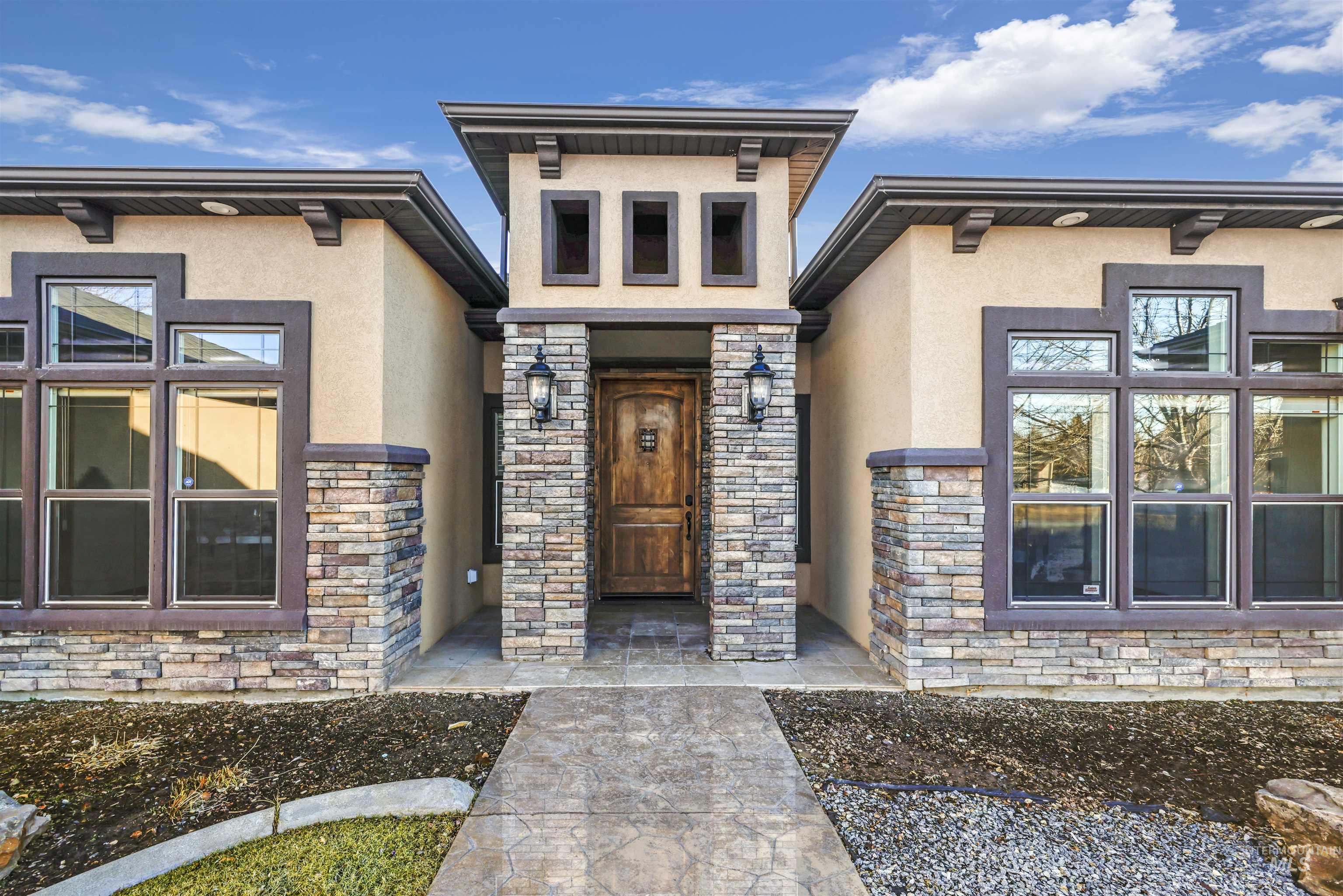 Twin Falls, Idaho 83301, United States, 4 Bedrooms Bedrooms, ,4 BathroomsBathrooms,Residential,Pending,80262