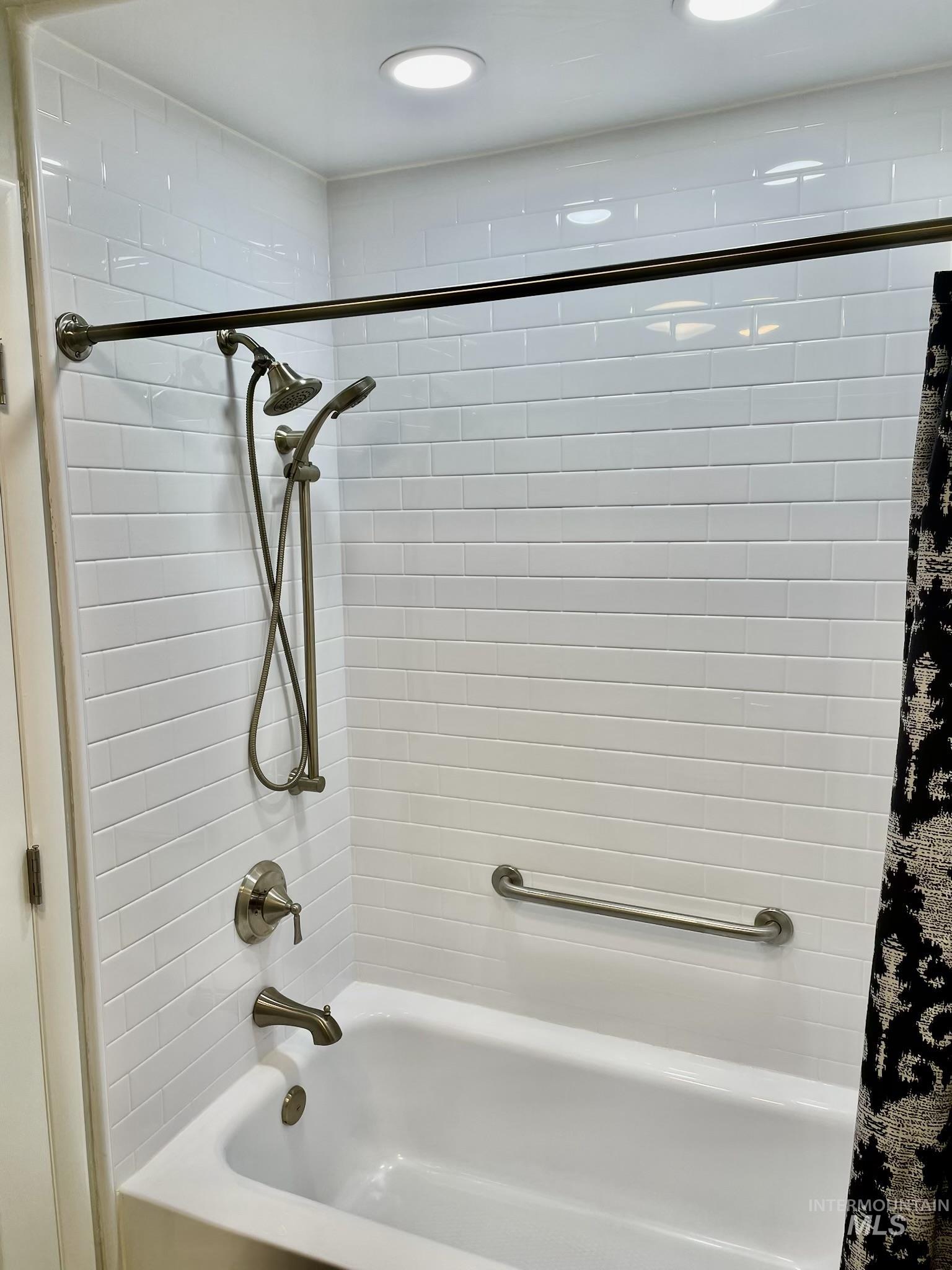 Bathroom with shower / bathtub combination with curtain