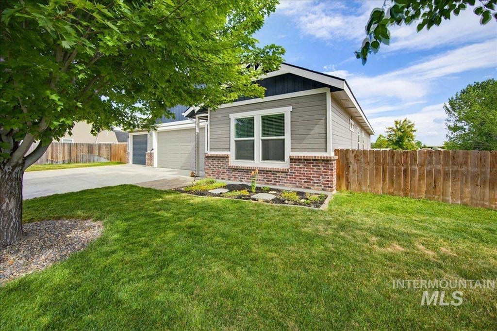Photo of 1958 Yellow Pine Dr, Middleton, ID 83644 (MLS # 98999023)