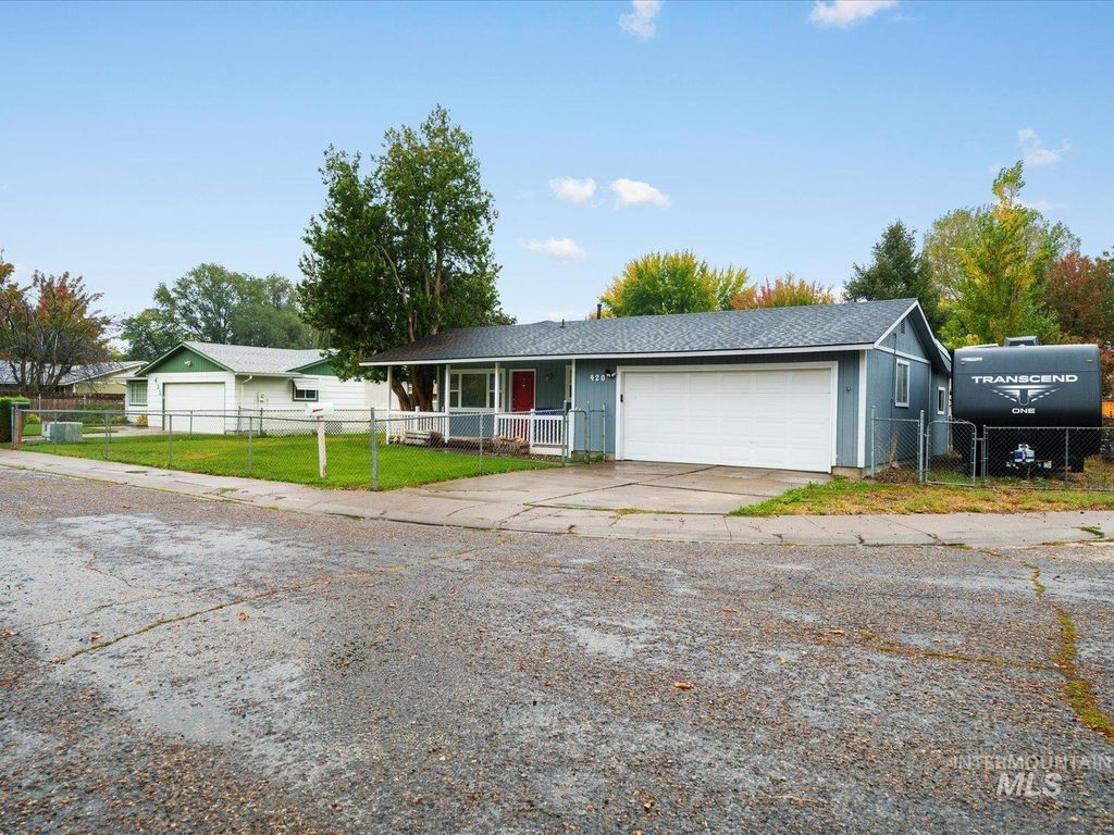 Photo of 420 Oak Court, Mountain Home, ID 83647 (MLS # 98964365)