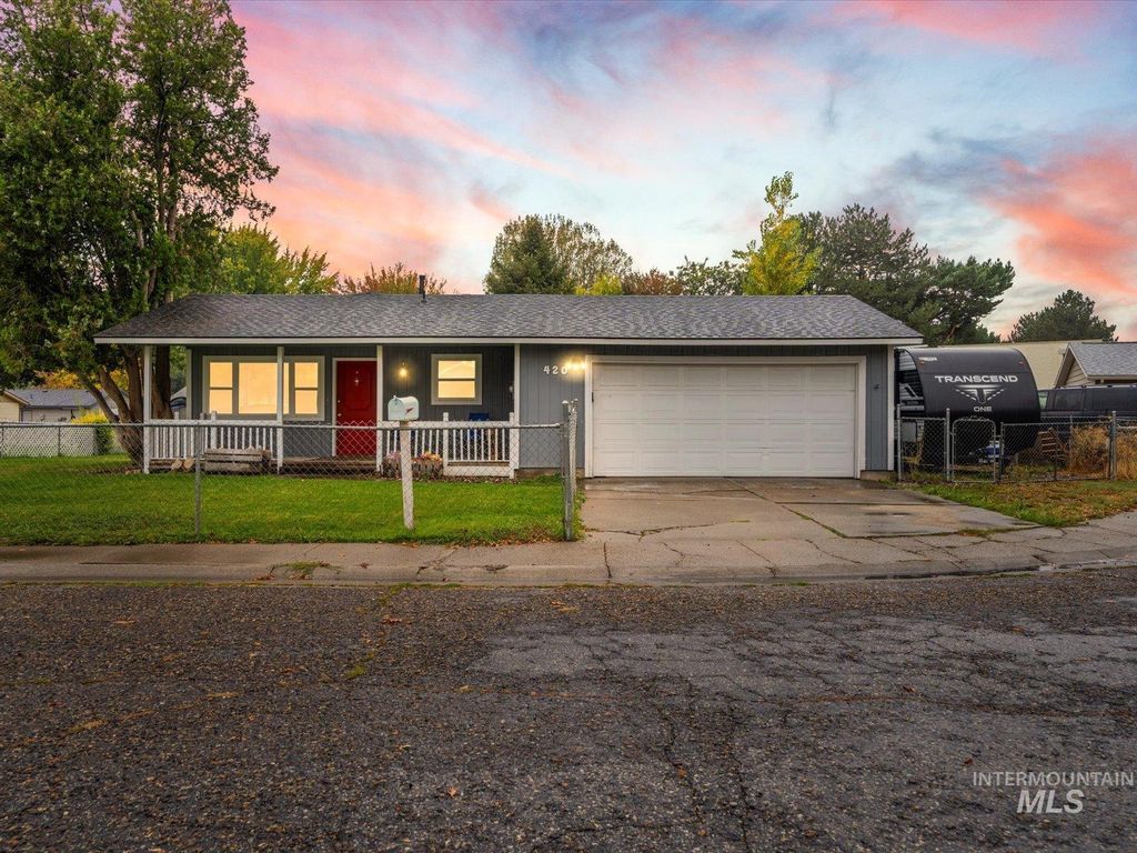 Photo of 420 Oak Court, Mountain Home, ID 83647 (MLS # 98964365)