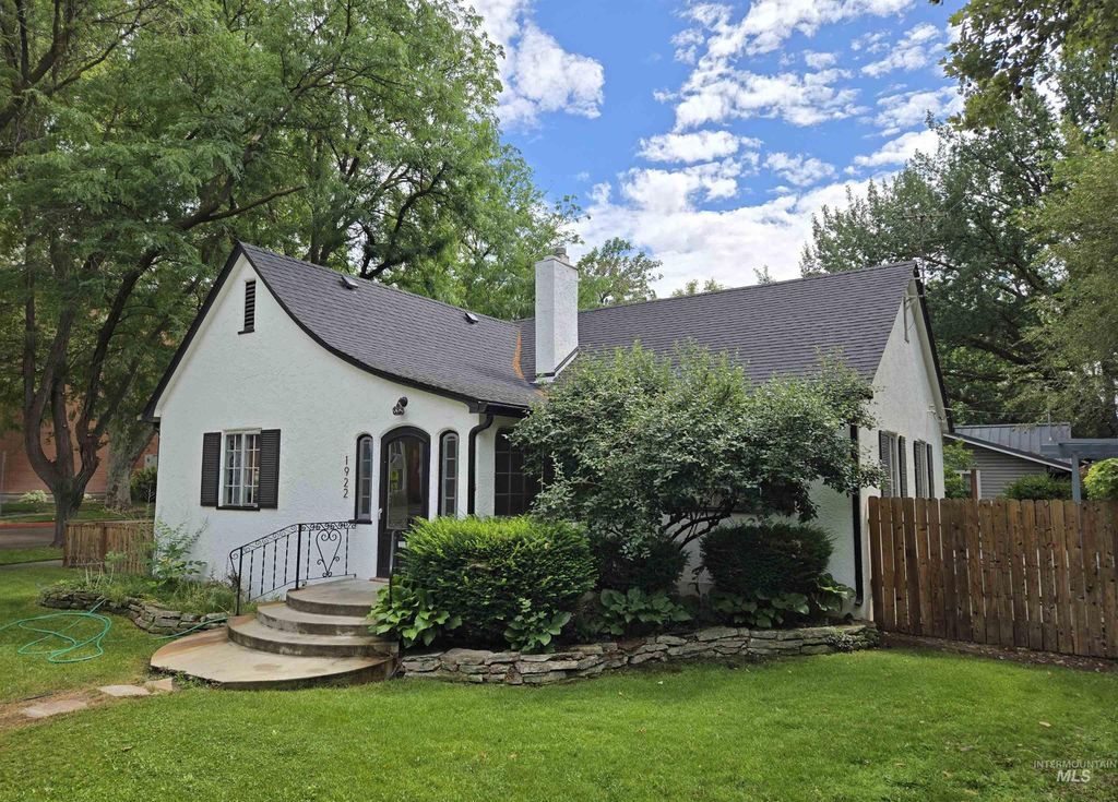 Photo of 1922 Dearborn St, Caldwell, ID 83605 (MLS # 98992828)