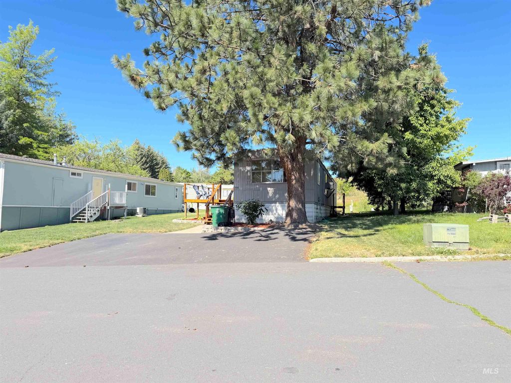 Photo of 411 N Almon St #506, Moscow, ID 83843 (MLS # 98987040)