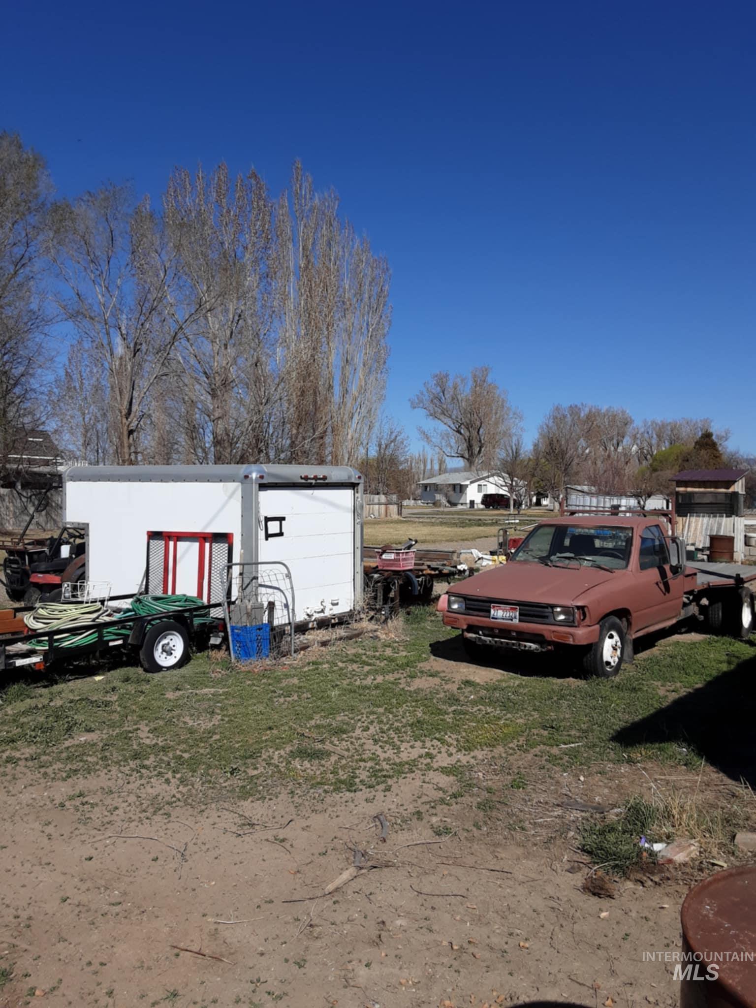 View of yard featuring an outdoor structure
