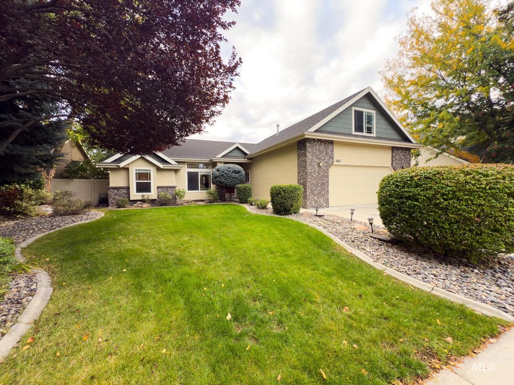Photo of 1067 W Yosemite Dr, Meridian, ID 83646 (MLS # 98963901)