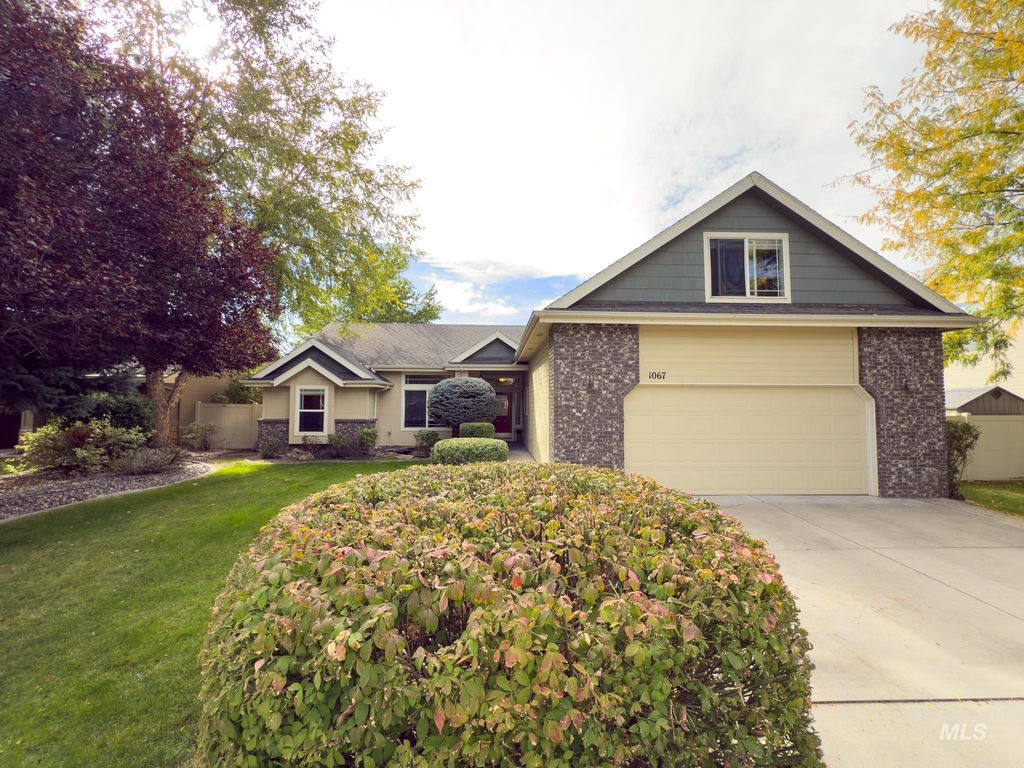 Photo of 1067 W Yosemite Dr, Meridian, ID 83646 (MLS # 98963901)