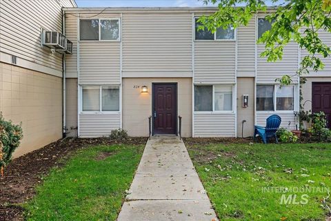 Photo of 824 S Curtis Rd, Boise, ID 83705 (MLS # 98963733)