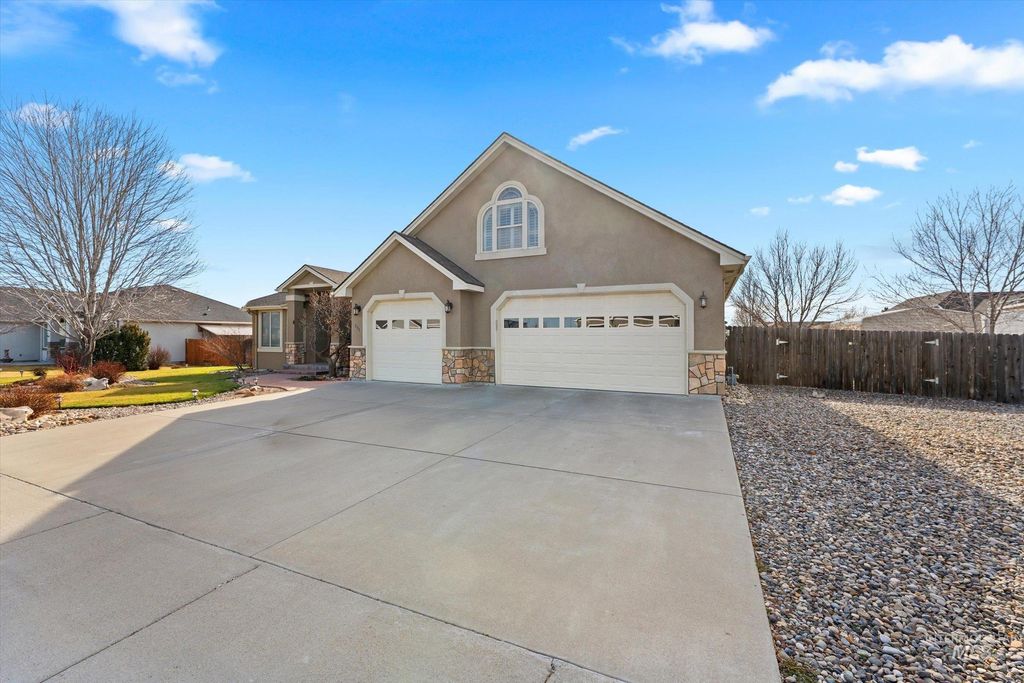 Photo of 235 NE Greystone Loop, Mountain Home, ID 83647 (MLS # 98974063)