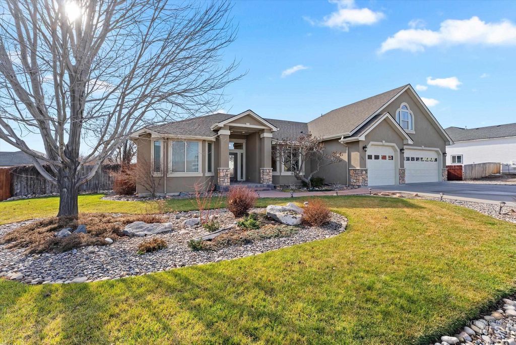 Photo of 235 NE Greystone Loop, Mountain Home, ID 83647 (MLS # 98974063)