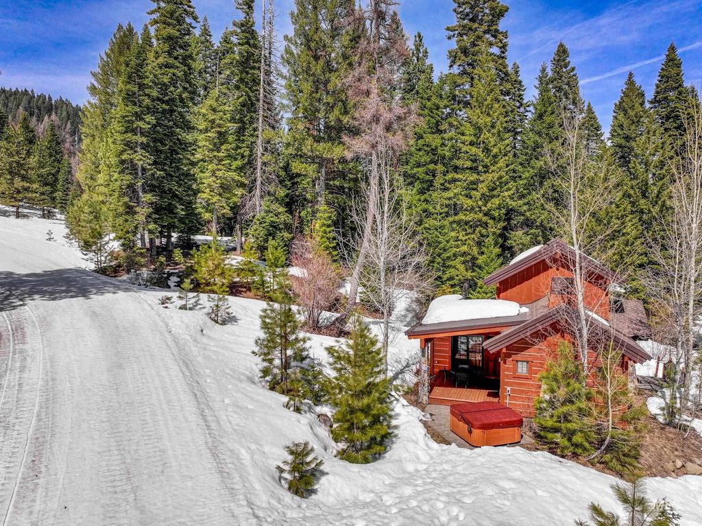 Photo of 87 Clearwater Court, Donnelly, ID 83615 (MLS # 98970883)