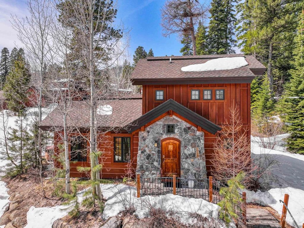 Photo of 87 Clearwater Court, Donnelly, ID 83615 (MLS # 98970883)