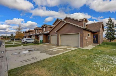 Photo of 26 Mangum Cir #8 CIR, Donnelly, ID 83615 (MLS # 98990502)