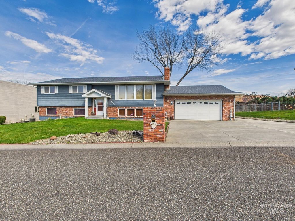 Photo of 3585 Country Club Drive, Lewiston, ID 83501 (MLS # 98957165)