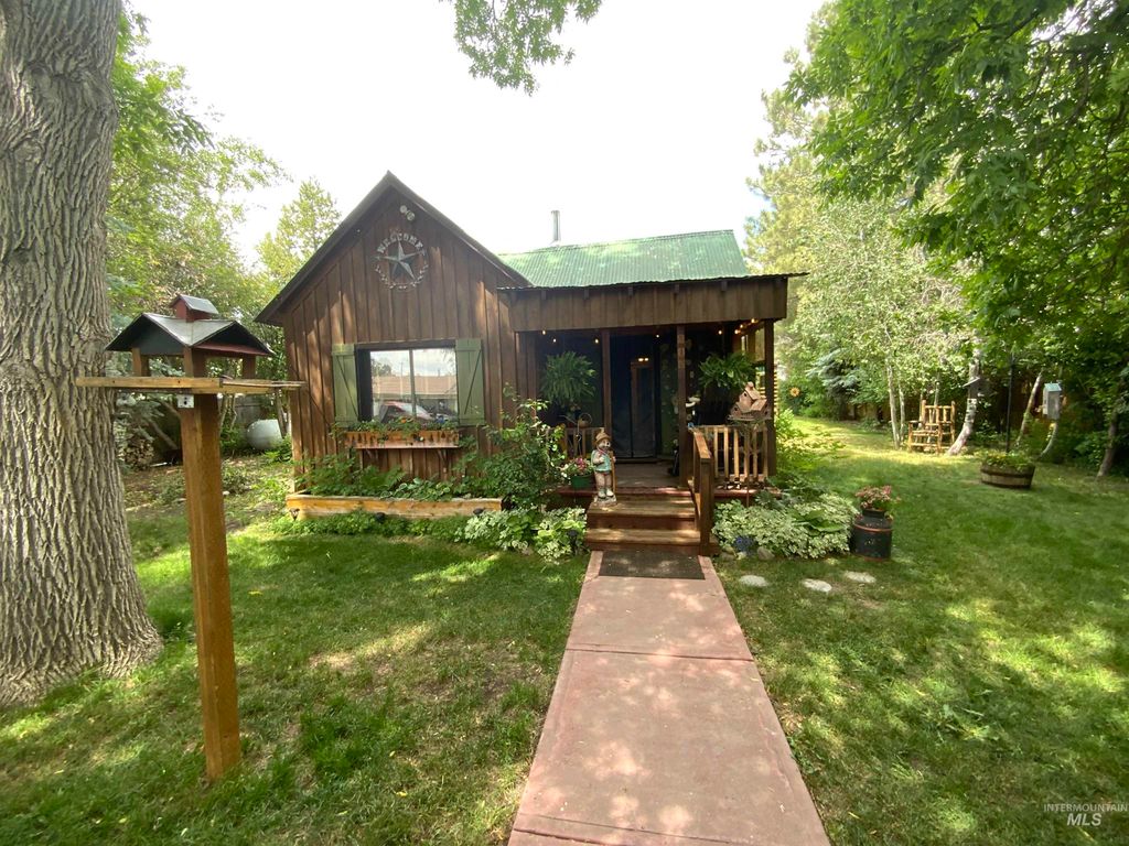 Photo of 205 W Alturas Ave, Fairfield, ID 83327 (MLS # 98973986)