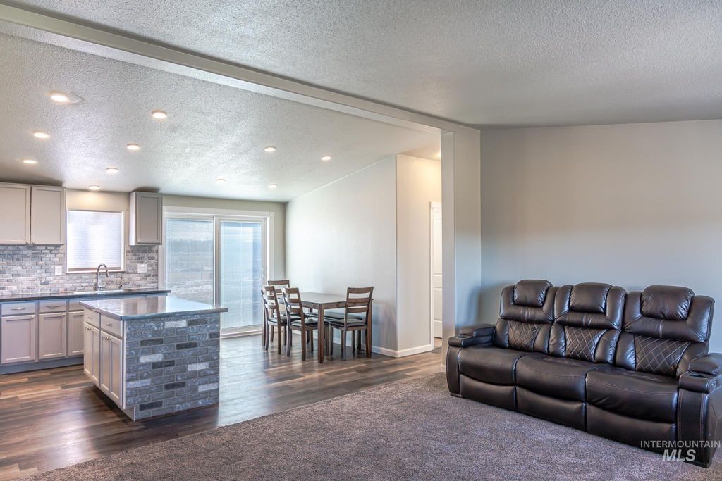 Photo of 1207 Erlebach Way, Ontario, OR 97914 (MLS # 98970263)