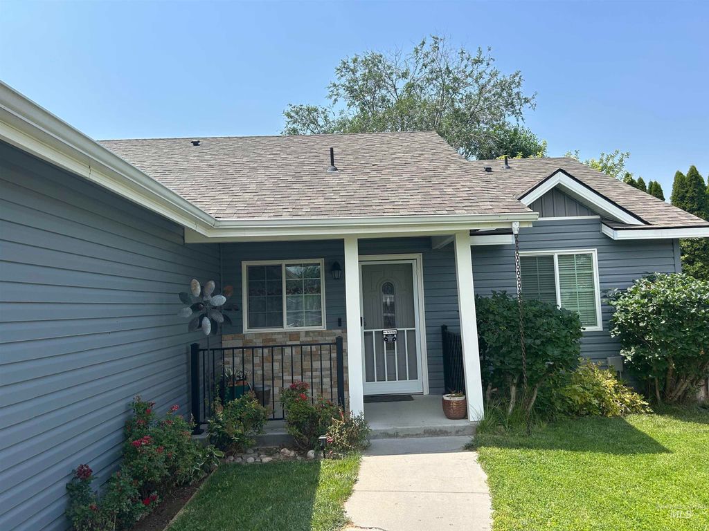 Photo of 825 S Bonneville Drive, Nampa, ID 83686 (MLS # 98995100)