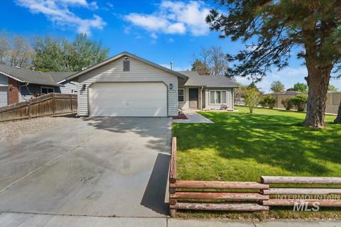 Photo of 1150 E Chateau Dr, Meridian, ID 83646 (MLS # 98984449)