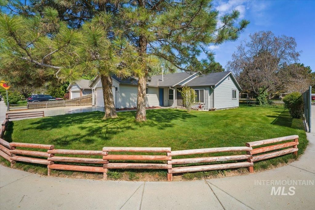 Photo of 1150 E Chateau Dr, Meridian, ID 83646 (MLS # 98984449)