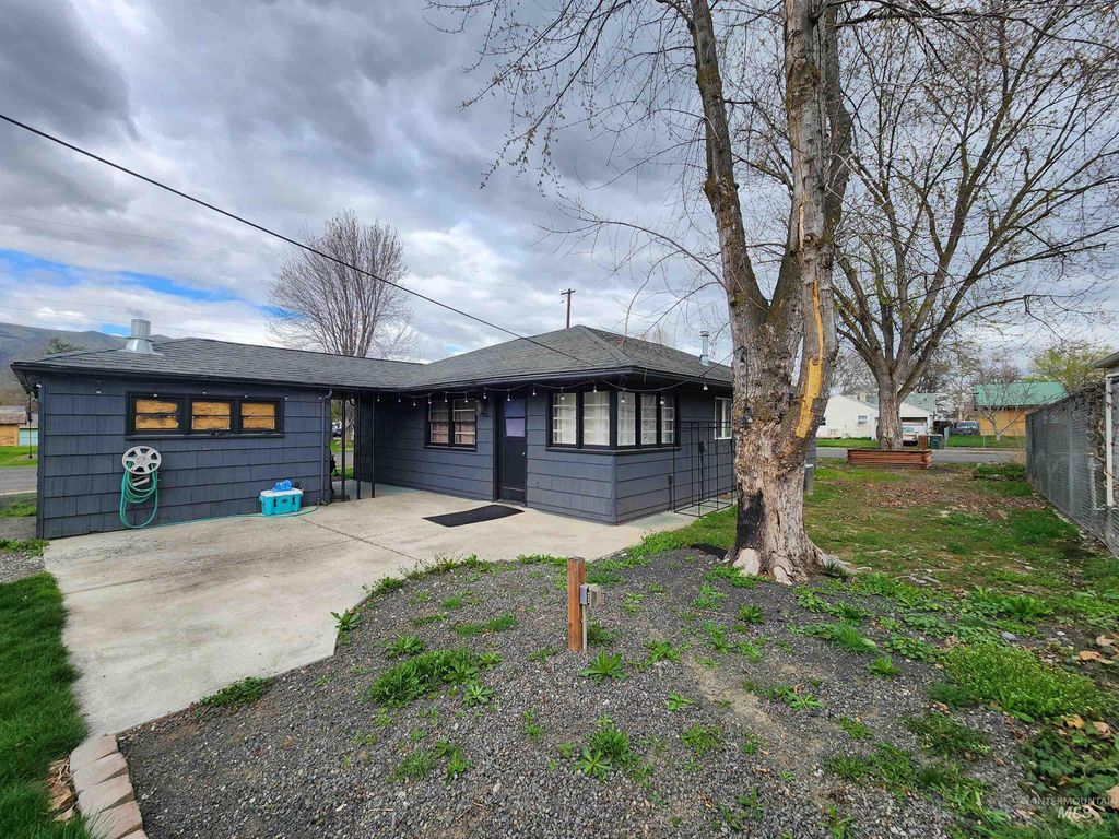 Photo of 1203 Sycamore Street, Clarkston, WA 99403 (MLS # 98941872)