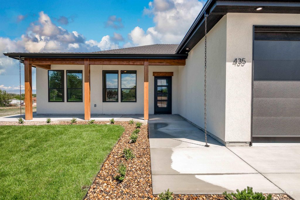 Photo of 435 E Elaine Ct, Nampa, ID 83686 (MLS # 98969125)