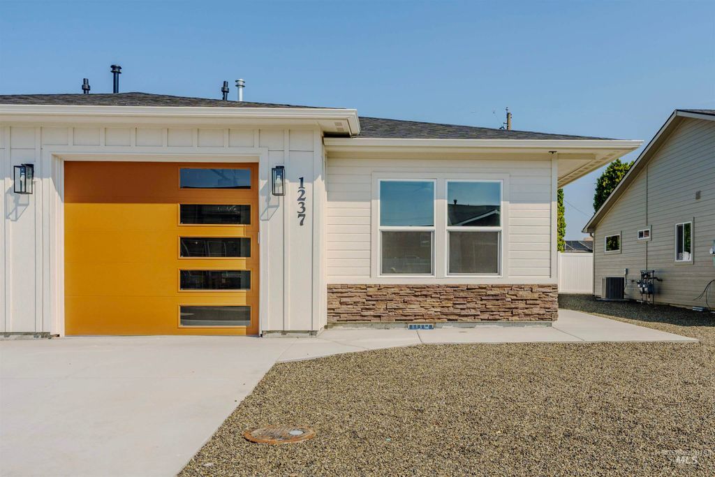 Photo of 1237 Phillips Circle, Ontario, OR 97914 (MLS # 98976385)