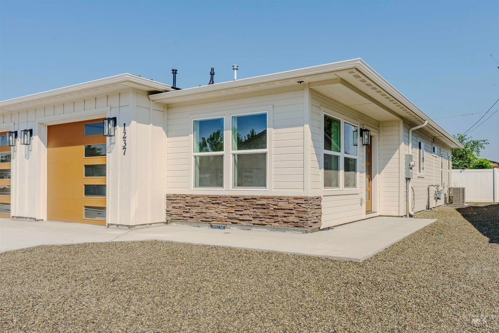 Photo of 1237 Phillips Circle, Ontario, OR 97914 (MLS # 98976385)