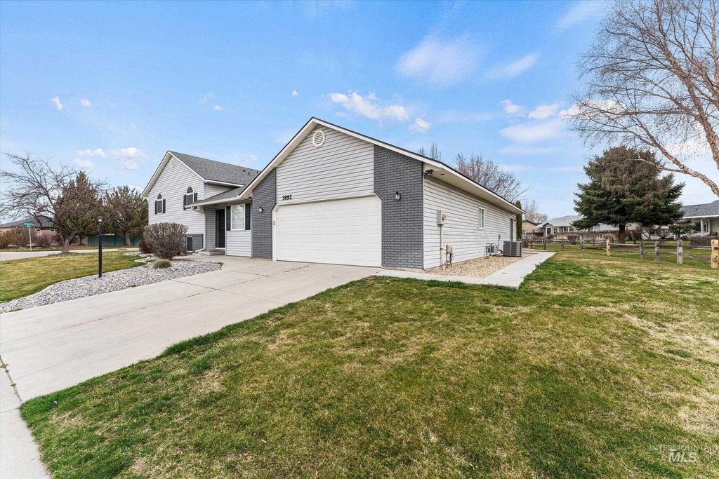 Photo of 3892 E Eisenhower Dr, Meridian, ID 83642 (MLS # 98978112)