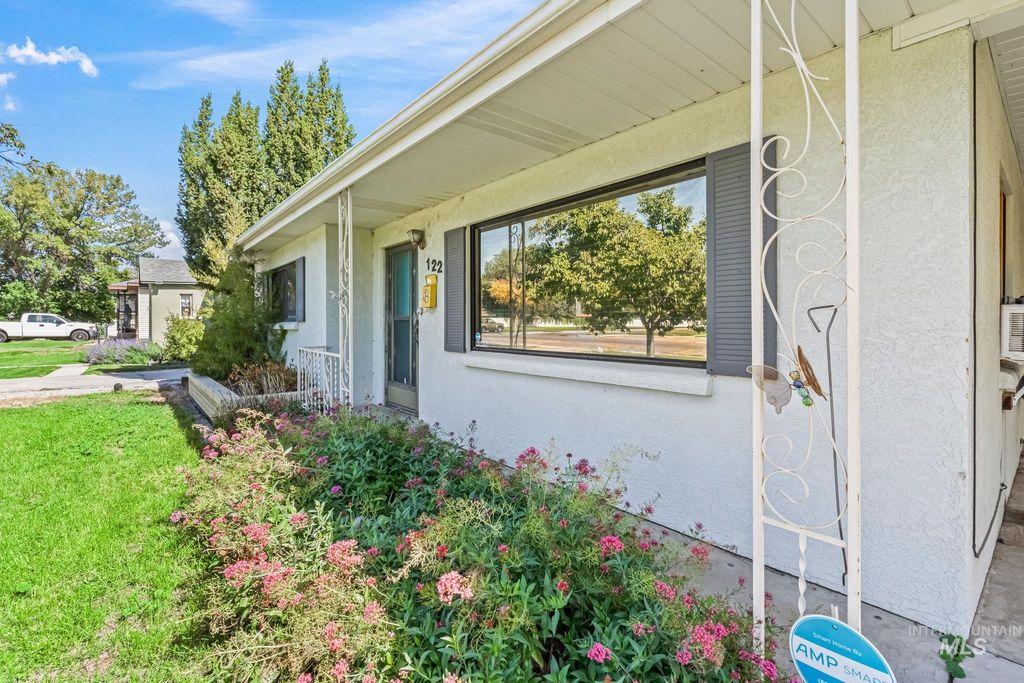 Photo of 122 N Canyon St, Nampa, ID 83651 (MLS # 98963388)