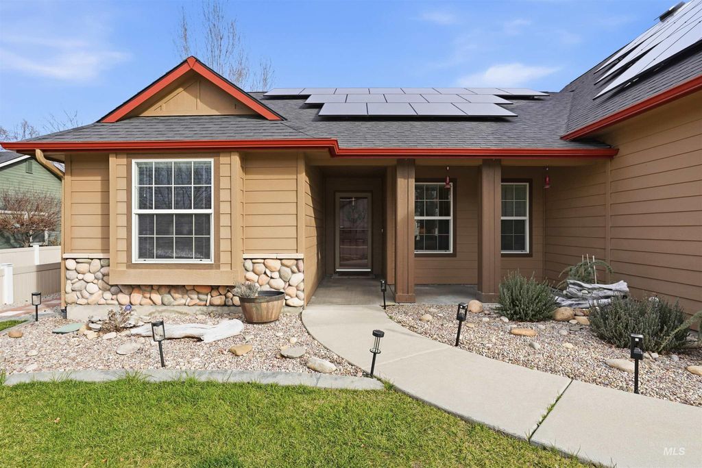 Photo of 1880 W Kelly Creek Drive, Meridian, ID 83646 (MLS # 98976212)