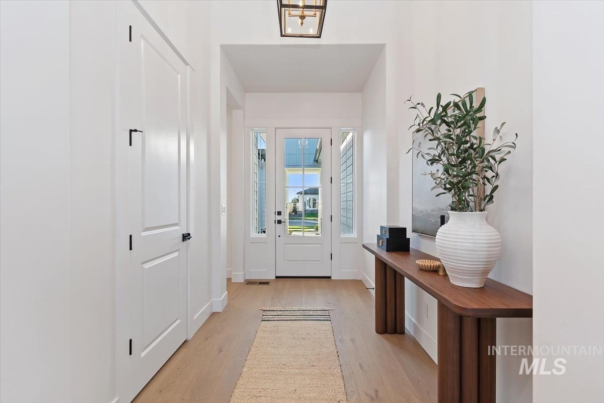 719 W Oak Springs Dr.