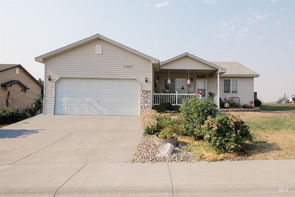 Photo of 1188 NE Rockridge ST, Mountain Home, ID 83647 (MLS # 98993971)