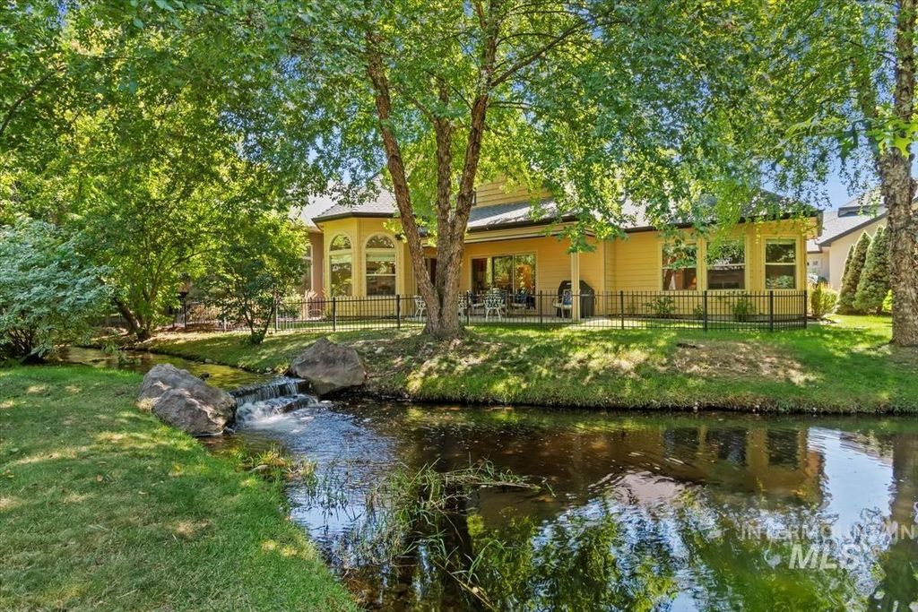 Photo of 1908 S Stream Pointe Ln, Eagle, ID 83616 (MLS # 98977043)