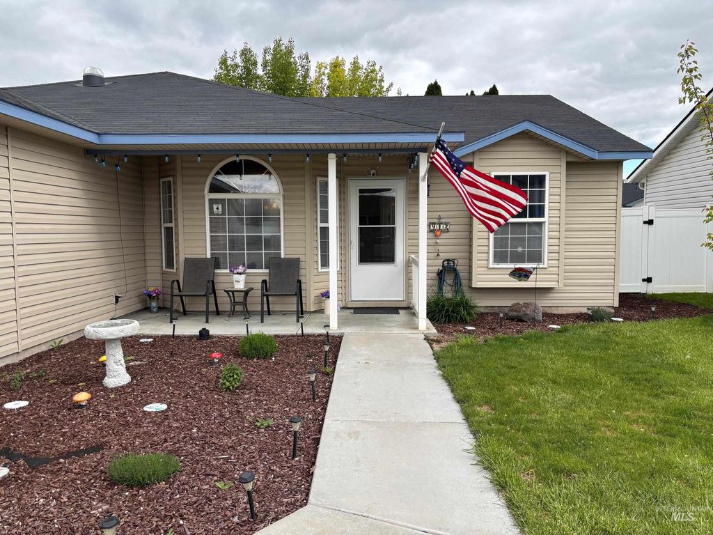 Photo of 912 W Georgia Ave, Nampa, ID 83686 (MLS # 98983315)